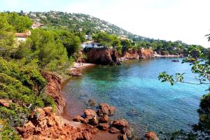 vista su una spiaggia e su un bacino d'acqua di Studio rénové avec terrasse ST RAPHAEL a Saint-Raphaël