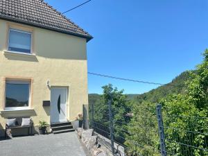 una casa con vista sulle montagne di Ferienwohnung Flur 34 ad Adenau