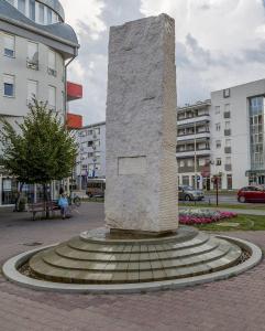 un monumento en medio de una ciudad en REoN Apartment No 8, Osijek - self CHECK IN en Osijek