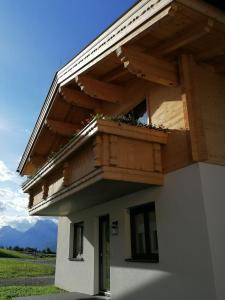 einen Balkon an der Seite eines Gebäudes in der Unterkunft Studler Hofchalets in Oberperfuss