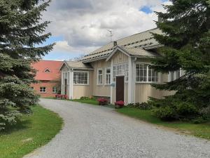 una casa con un camino de grava delante de ella en Ellilän Kievari, en Toijala