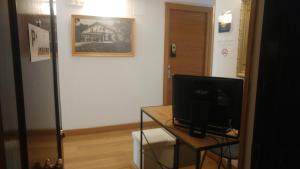 Televízia a/alebo spoločenská miestnosť v ubytovaní Pension Joakina