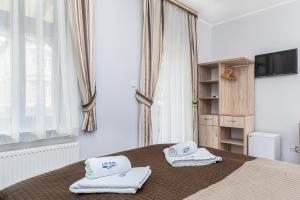 米兹多洛杰Villa Baltic Dream的一间卧室，床上有一张带毛巾的床