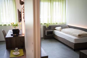 Voodi või voodid majutusasutuse eee Hotel Liezen toas