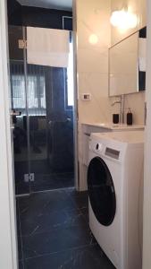 een badkamer met een wasmachine en een douche bij The Blue House in Jeruzalem