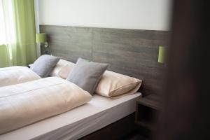 Voodi või voodid majutusasutuse eee Hotel Liezen toas