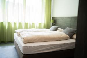 Voodi või voodid majutusasutuse eee Hotel Liezen toas