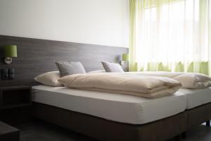 Voodi või voodid majutusasutuse eee Hotel Liezen toas