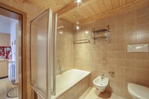 Koupelna v ubytování Maisonette Meraner Blick + 16 fotografií