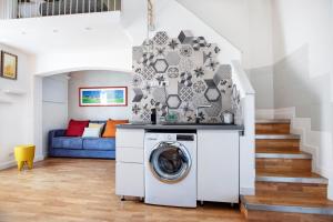 - un lave-linge dans le salon doté d'un canapé dans l'établissement Argentina apartment Roof View, à Rome