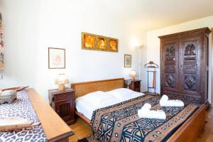 une chambre avec deux lits avec des serviettes blanches dessus dans l'établissement Résidence Beauséjour, à Antibes