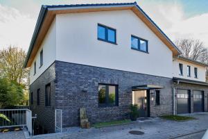 a house with a brick facade and windows at Apartment Liß in Gladbeck