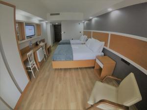 Un pat sau paturi într-o cameră la ASİWA HOTEL