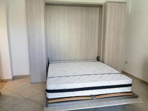 een bed in een kamer met een matras bij Monolocale finemente ristrutturato in Ostuni