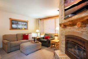 sala de estar con sofá y chimenea en North Star - Ski View Condo en Truckee