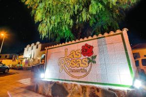 una señal de que lee rosas farmacia en una pared en Ona Las Rosas en Puerto de Santiago