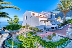 an aerial view of a house with the ocean in the background at Ona Las Rosas in Puerto de Santiago