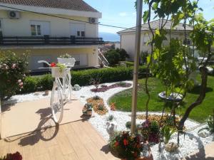 Zahrada ubytování Apartment and room Hudoletnjak