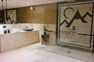 y baño con ducha grande y lavamanos. en Chalet l'Ardoisière en Villard-Reculas