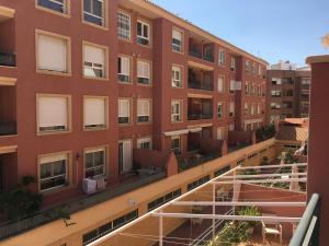 an apartment building with windows and a balcony at Apartamento de 4 dormitorios muy céntrico en San Juan Pueblo a tan sólo 2,5 km de la playa de San Juan y Muchavista in San Juan de Alicante