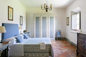 A bed or beds in a room at Chiarentana di Donata Origo