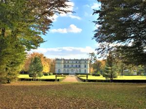 Le Boulay-MorinChâteau du Boulay Morin的公园中央的白色大房子 更多37张照片
