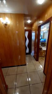 un corridoio con una porta con un dipinto sopra di Apartment on Lenina 85 a Uryupinsk