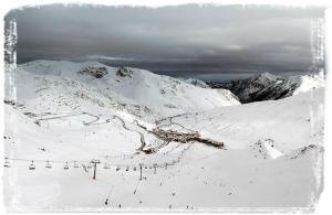 帕斯底拉卡薩的住宿－伊莫德爾帕斯戈力茲裡公寓，雪覆盖的山,设有滑雪坡和滑雪缆车