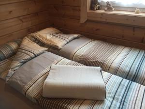 2 camas en una habitación con ventana en Ferienwohnung Grünebach en Grünebach