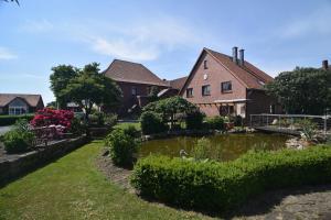 a house with a pond in the yard at Gasthaus Deutsches Haus garni in Wunstorf