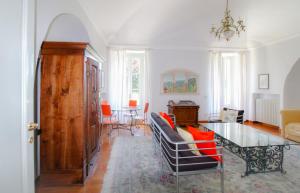 a living room with a table and a couch at Bel Faggio Rosso apartment in Menaggio