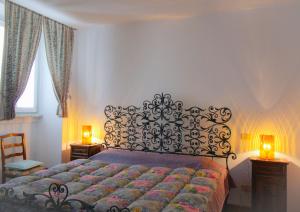 - une chambre avec un lit et deux lampes sur les tables dans l'établissement Bel Faggio Rosso apartment, à Menaggio