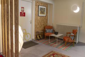 Posezení v ubytování Logis Hôtel Chaptal, Amboise