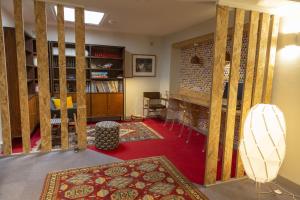 TV a/nebo společenská místnost v ubytování Logis Hôtel Chaptal, Amboise