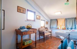 bagno con scrivania, lavandino e vasca di Camera a cinque minuti dal mare a Portoferraio