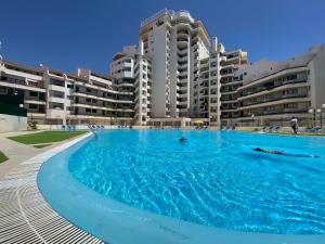 una gran piscina frente a algunos edificios de apartamentos en Algarve Vacations Flat, en Albufeira