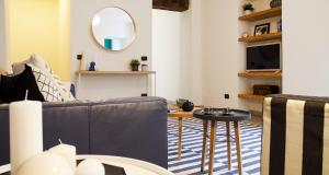 un soggiorno con divano e tavolo di Charming & Modern flat by Holiday Solutions a Como