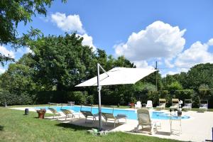einen Pool mit Stühlen und einem Sonnenschirm in der Unterkunft Villa Casetti B&B in Fontanelice