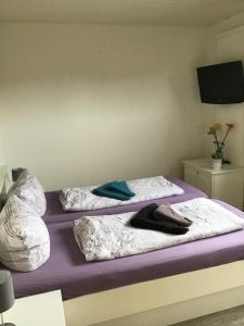 two beds sitting next to each other in a room at Haus Dünenblick in Borkum