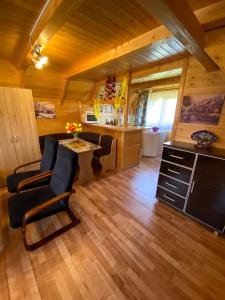 a living room with a table and chairs and a kitchen at Komfortowe Domki Dar in Sianozety +73 photos