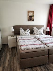 ein Schlafzimmer mit einem Bett und einem Sofa in der Unterkunft Ferienwohnung unweit vom Meer# Netflix in Steinhude