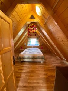 a bedroom with a bed in a attic at Komfortowe Domki Dar in Sianozety
