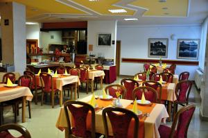 Reštaurácia alebo iné gastronomické zariadenie v ubytovaní Tatra Hotel