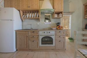uma cozinha com um fogão e um frigorífico em Azura, traditional residence in Ano Syros em Ano Syros