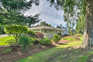 ein Haus mit einem Baum im Hof in der Unterkunft Spacious Family Home on Golf Course Hike and Bike! in Bremerton