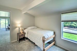 ein Schlafzimmer mit einem Bett und einem Fenster in der Unterkunft Spacious Family Home on Golf Course Hike and Bike! in Bremerton