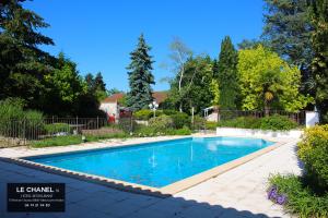 Bazén v ubytování Hôtel Restaurant Le chanel nebo v jeho okolí