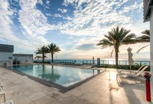 Swimming pool sa o malapit sa Global Luxury Suites at Monte Carlo