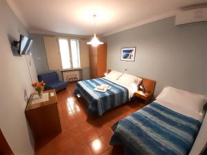 a hotel room with two beds and a television at Hotel Alba Torino centro in Turin