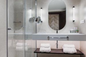 
a bathroom with two sinks and a mirror at Molina Lario in Málaga
